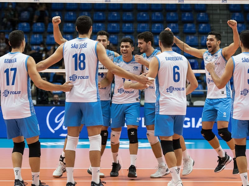 Jogadores do Vôlei São José comemoram vitória sobre o Goiás na Superliga Masculina